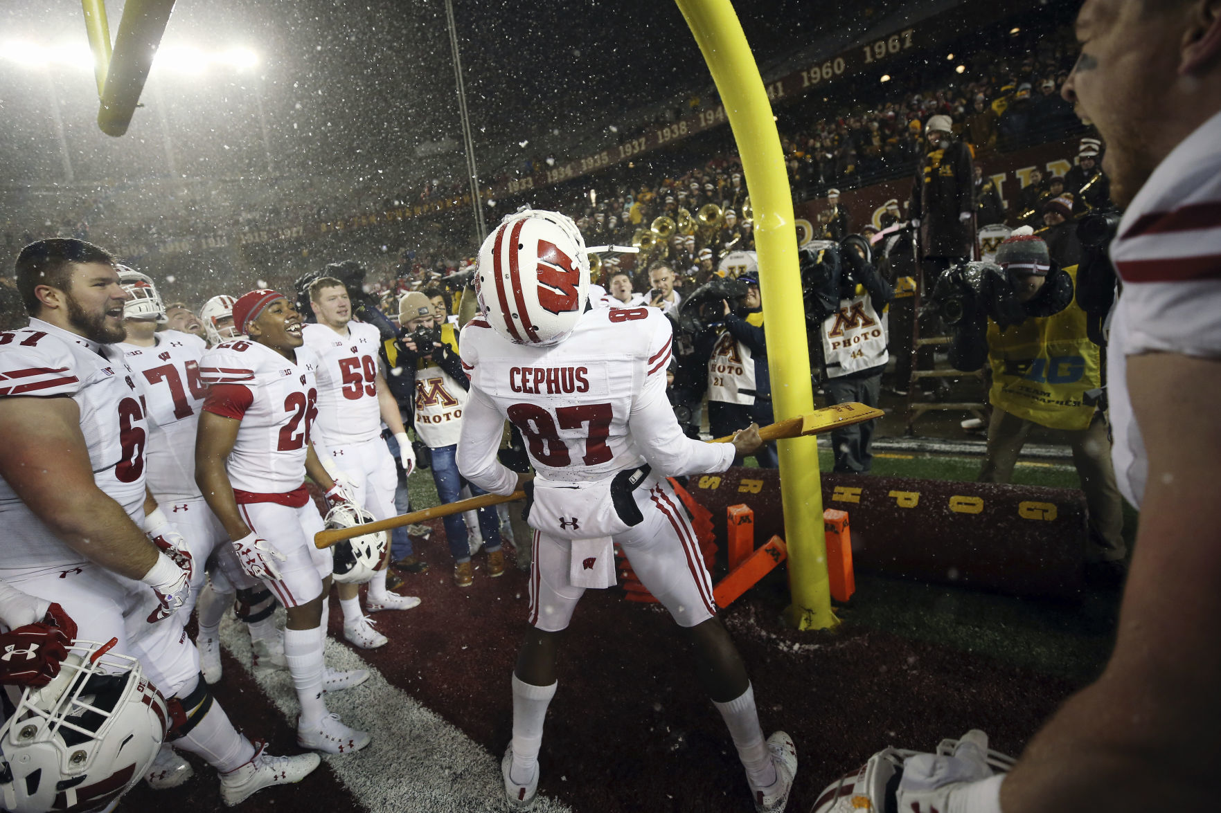 Badgers 38, Golden Gophers 17